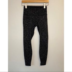 HR Lululemon Wunder Under Full-On Luxtreme Size 6 - 28L in Leopard Camo